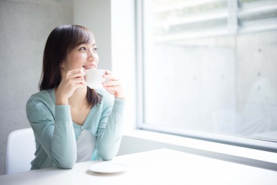 コーヒーを飲む女性