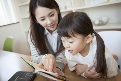母親と本を読む女の子