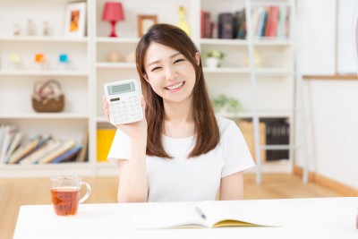 家計簿を書く女性