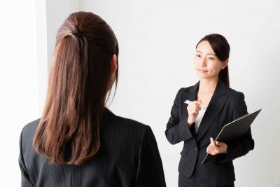 asian businesswomen talking