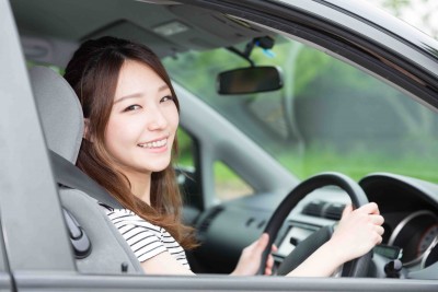 女性と自動車